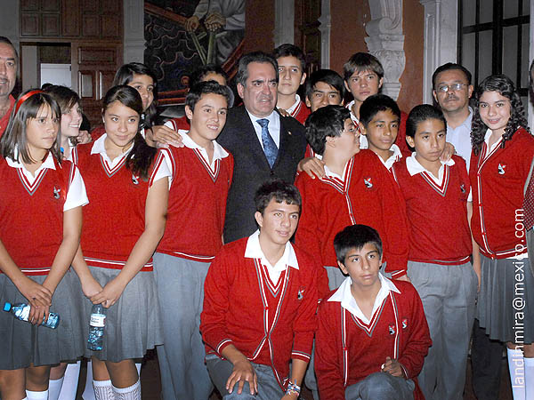 Gobernador y alumnos de la EAT