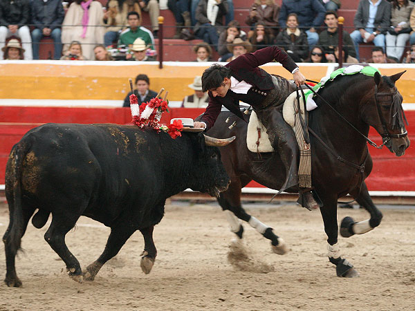 Adorn�ndose con el sombrero