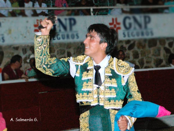 Alejadro corta la �nica oreja