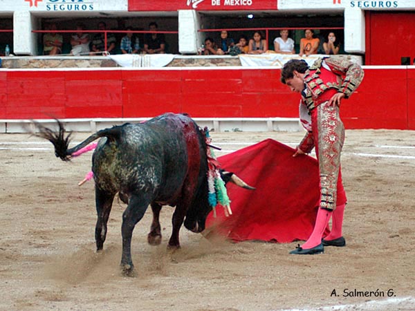 Con la mano en la cintura