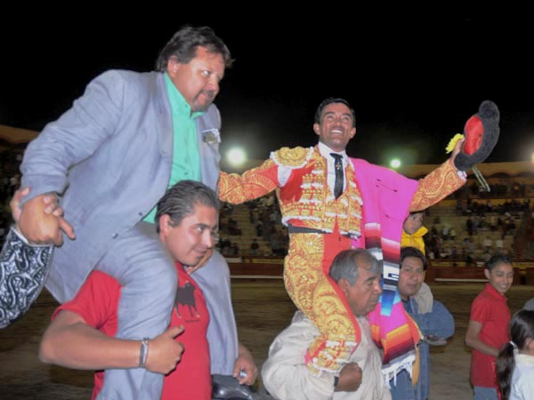 Garca Mena y Ortega, a hombros