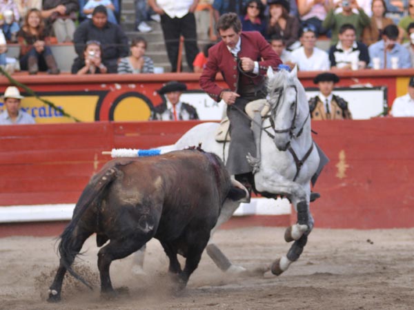 Toreando de costado