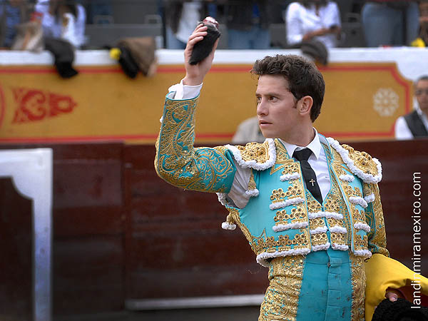 La primer oreja en mano