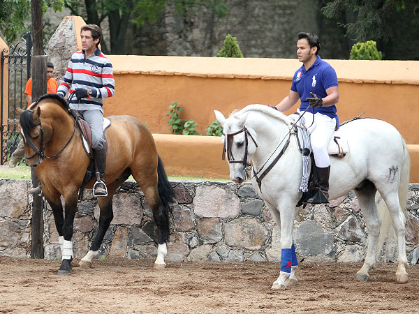 Pablo ense��ndole a Efr�n Garc�a