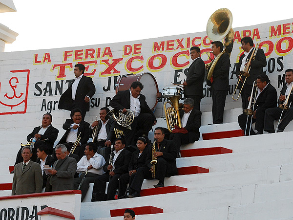 La autoridad y los msicos, solitos