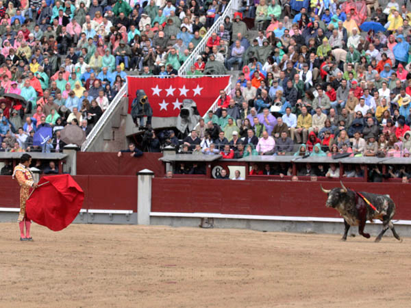 Lentamente, se llen� el tendido