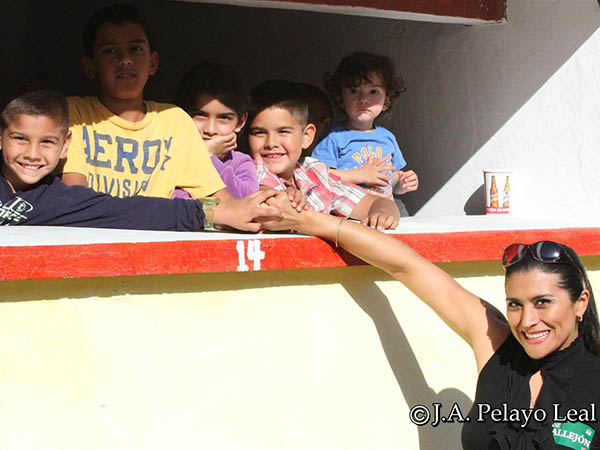 Lupita, admirada por los chicos