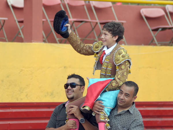 Juli�n Castro a hombros