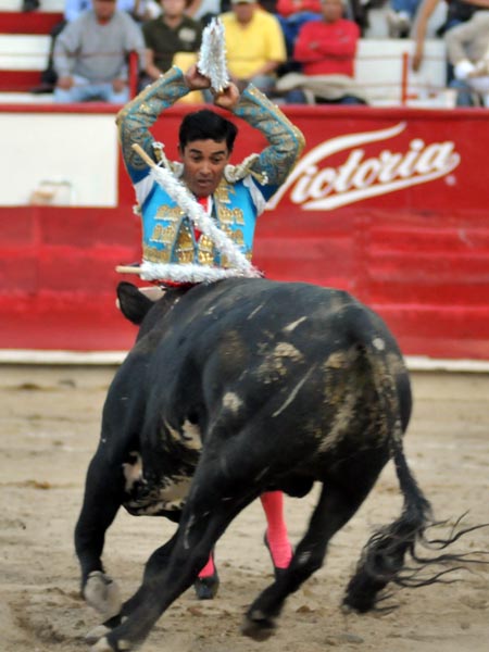 Asom�ndose al balc�n