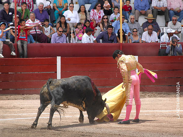 Soltando una punta del capote