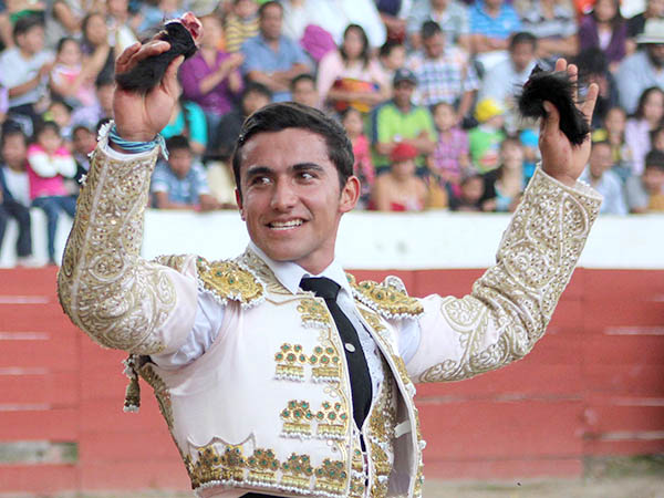 Aguilar, sonriente