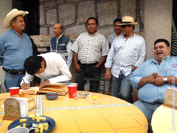 Firmando el libro de visitantes