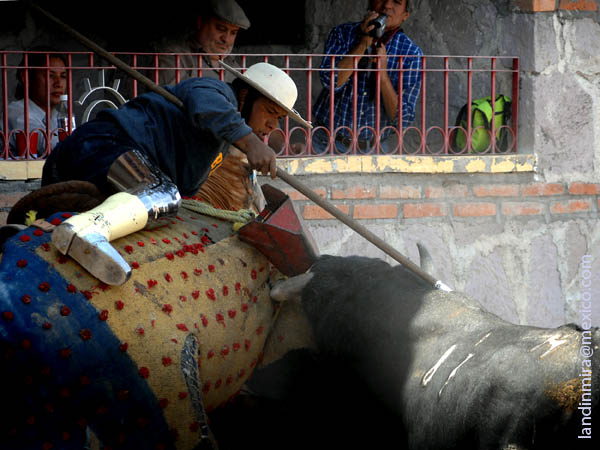 Empujando en el peto de Isabel