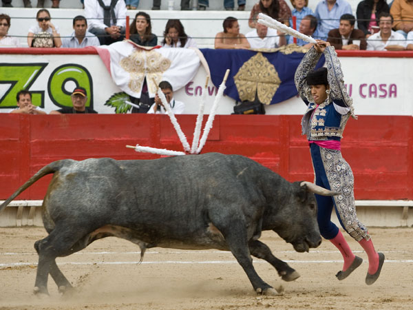 Bam-bam asom�ndose al balc�n