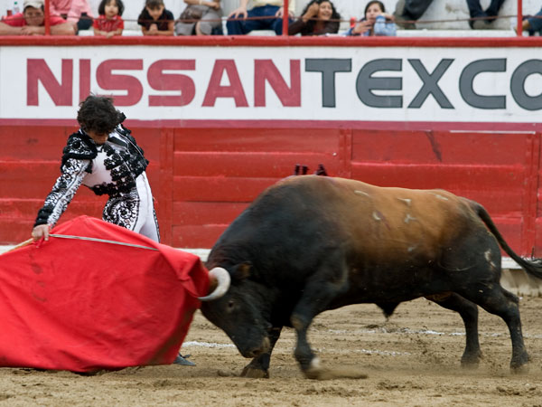 Enganch�ndolo adelante