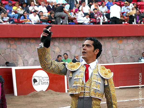 Sentida actuaci�n de Garibay