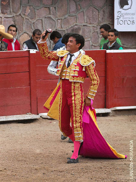 Le val�o una oreja