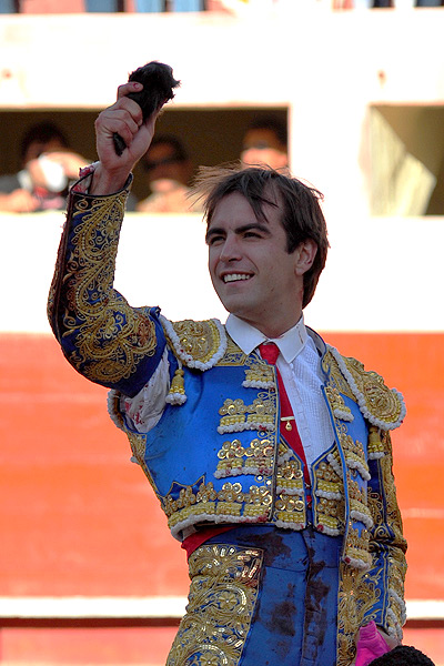 Sonriente con el trofeo