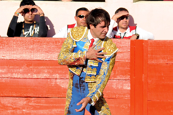 Doli�ndose del golpe