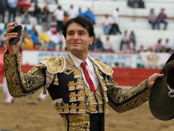 Dos orejas cort� Humberto Flores