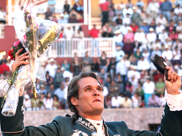 Gast�n Santos cort� dos orejas