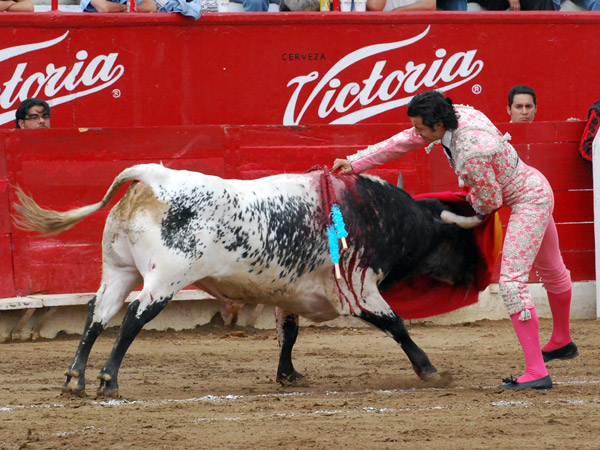 Estocada de Ruiz al primero