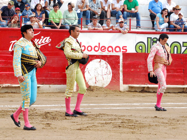 Los tres valientes parten plaza