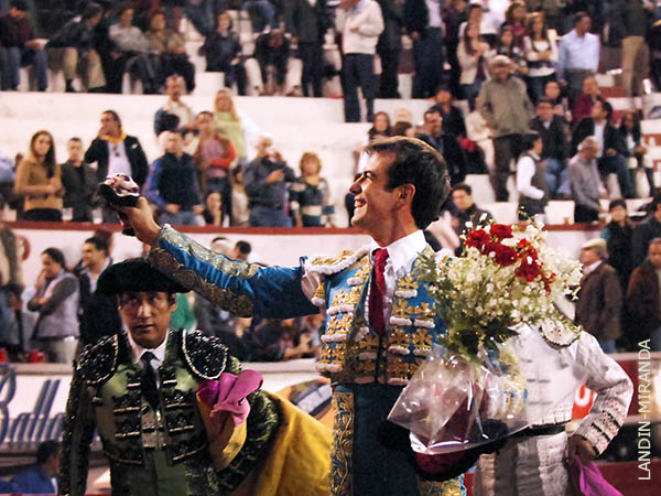 Se fue por delante con una oreja