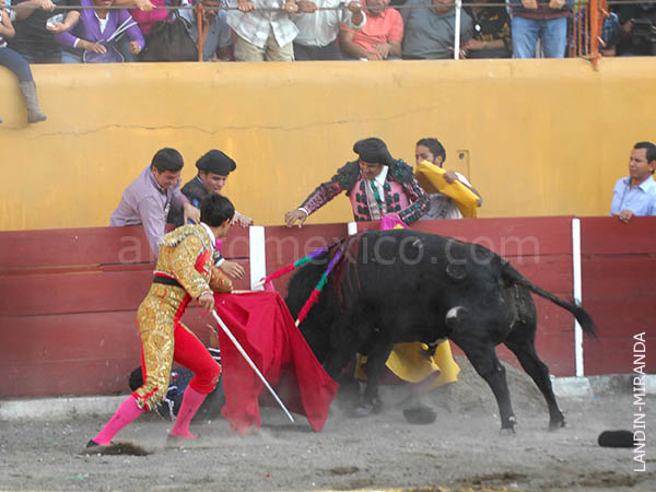 Tratando de taparle la cara