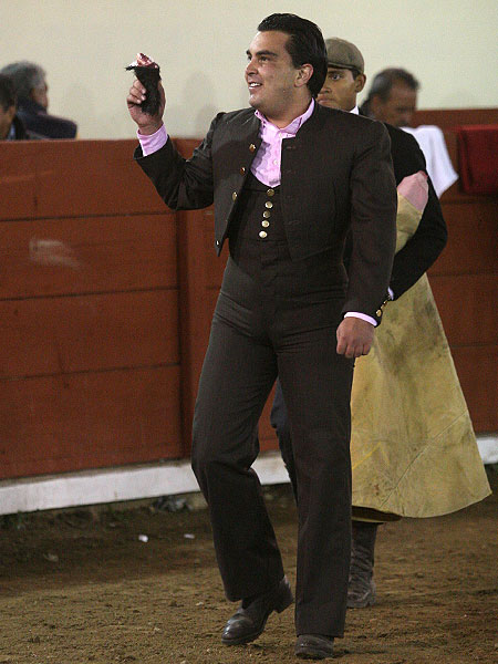 Con la oreja del sexto