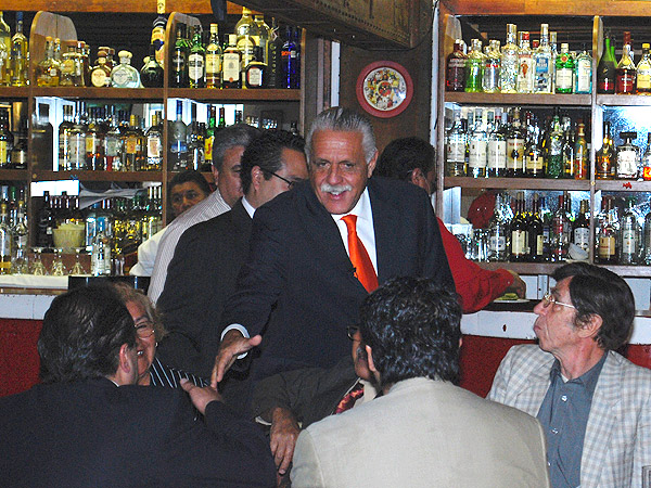 Herrer�as saluda a los periodistas