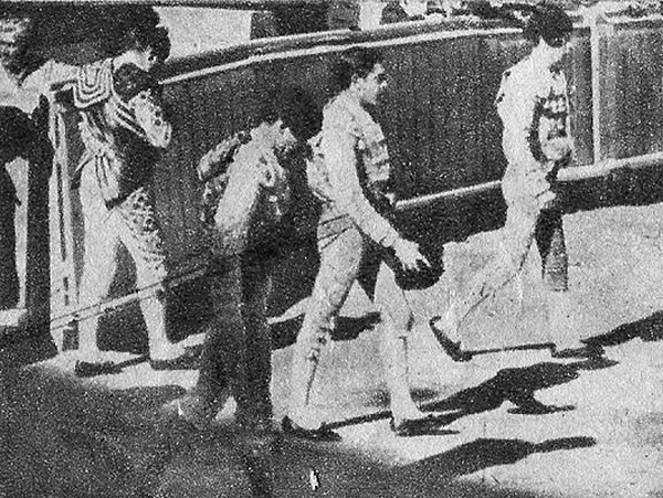 Al centro parti� plaza esa tarde