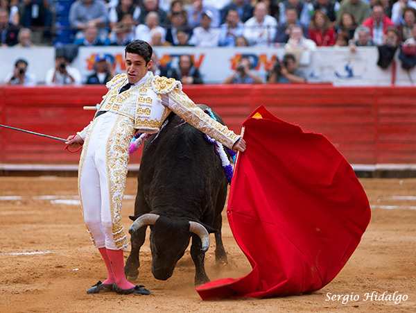 Quit�ndose la cornada