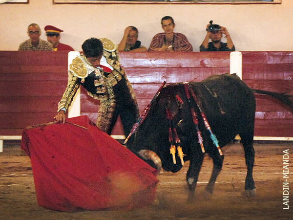 Logr� correr la mano por el derecho