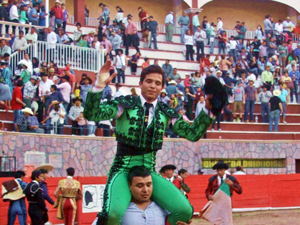 Dos orejas y sali� a hombros