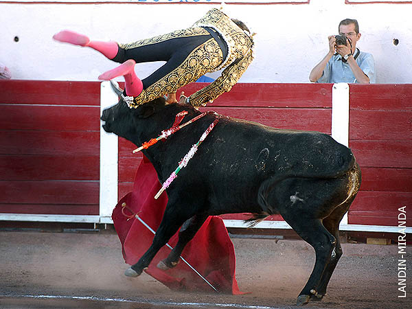 Lanz� al joven por los aires