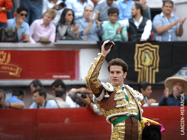 Se premi� con una oreja de m�rito