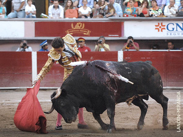 Se pas� el toro una y otra vez