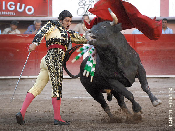 Se fund�a desgarradamente con �l