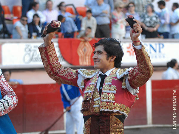 Faena de lujo, dos orejas