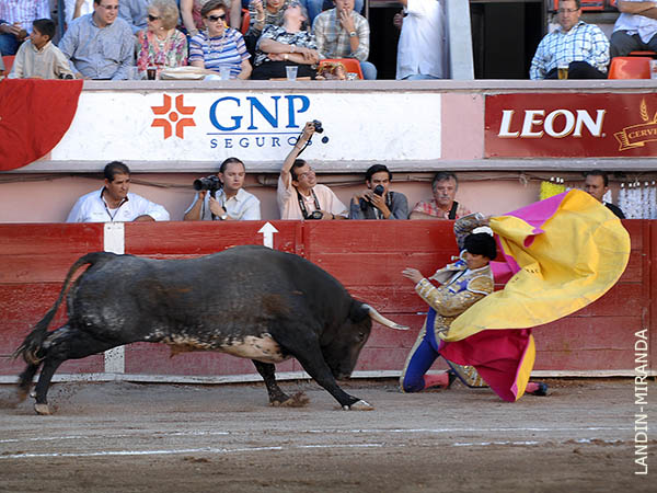 El saludo de Arturo Mac�as