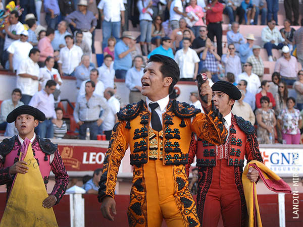 Le vali� el corte de una oreja