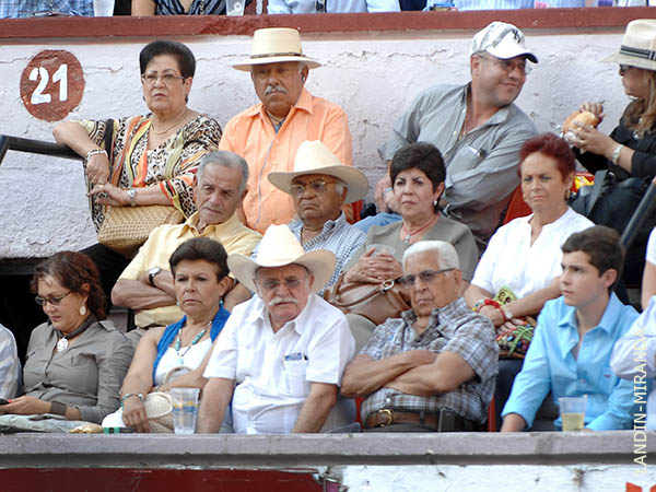 Rafa B�ez en el palco de los Topete