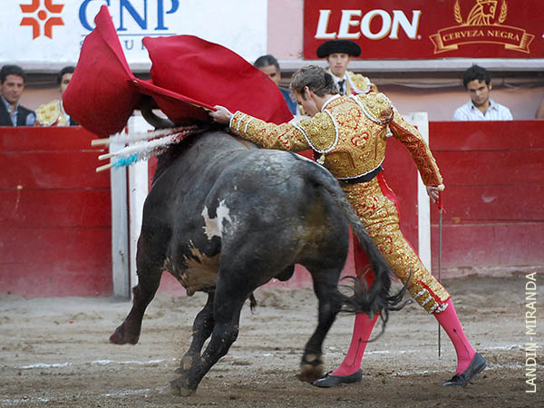 La embestida de aqu� hasta all�