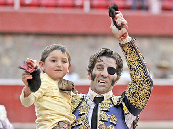 Debut� con triunfo de puerta grande