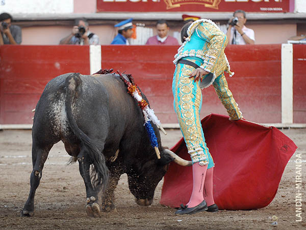 Corriendo la mano por el derecho