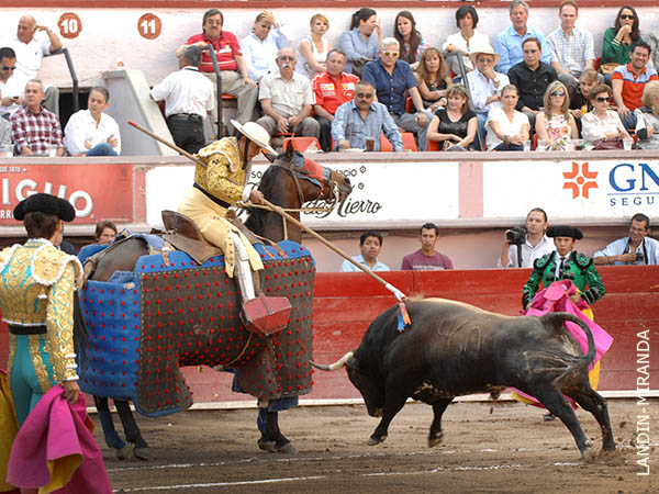 Javier le atin� a la mo�a