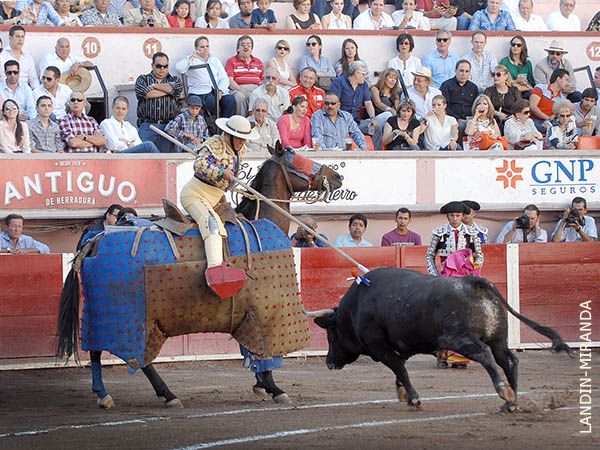Curro Campos, en la suerte de varas