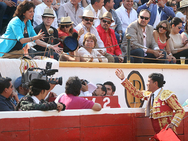 A do�a Laura con amistad