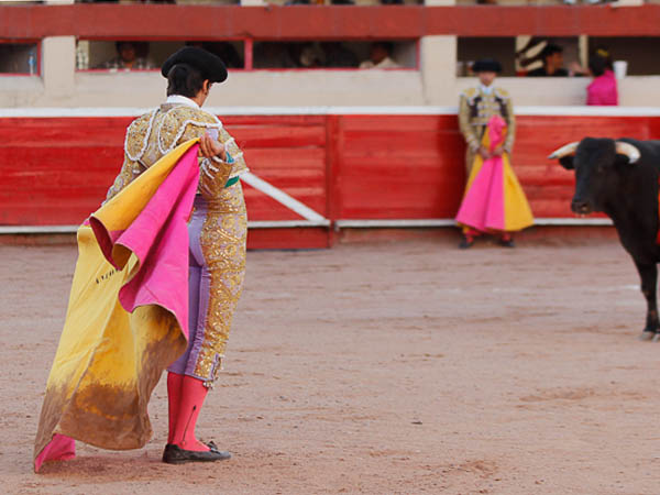 El capote a la espalda